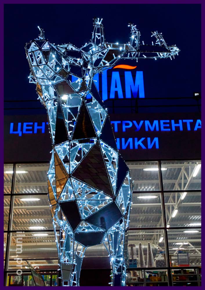 Зеркальный полигональный олень из алюминия и гирлянд - арт-объект для украшения торгового центра