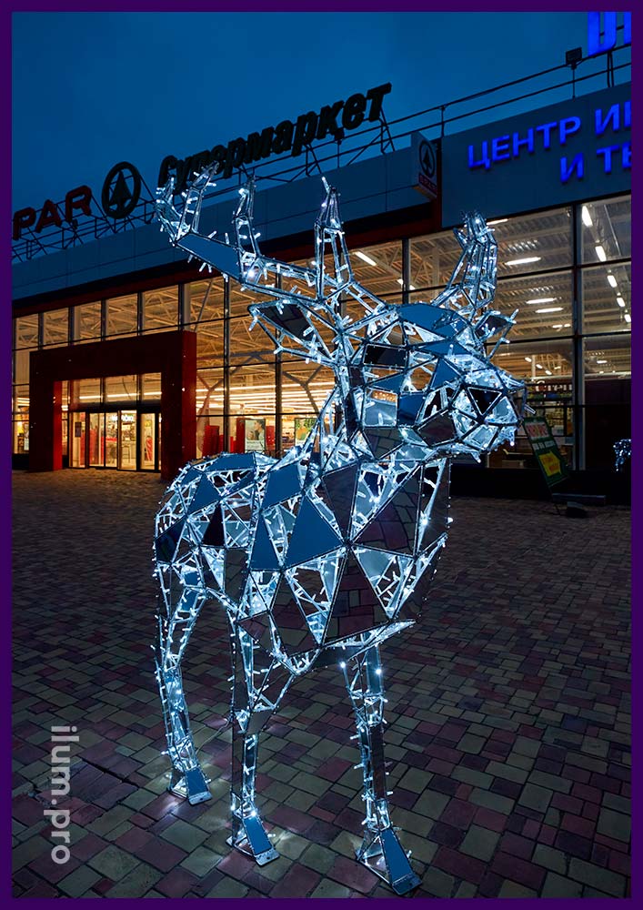 Украшение ТЦ полигональной скульптурой оленя с уличными гирляндами белого цвета