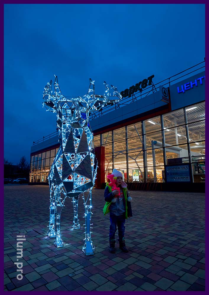 Украшение площади перед торговым центром светящейся полигональной скульптурой оленя с подсветкой