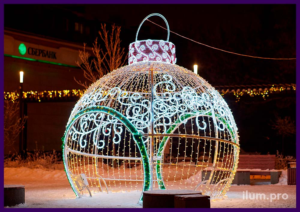 Разноцветные декорации с гирляндами и мишурой для украшения города Домодедово на Новый год