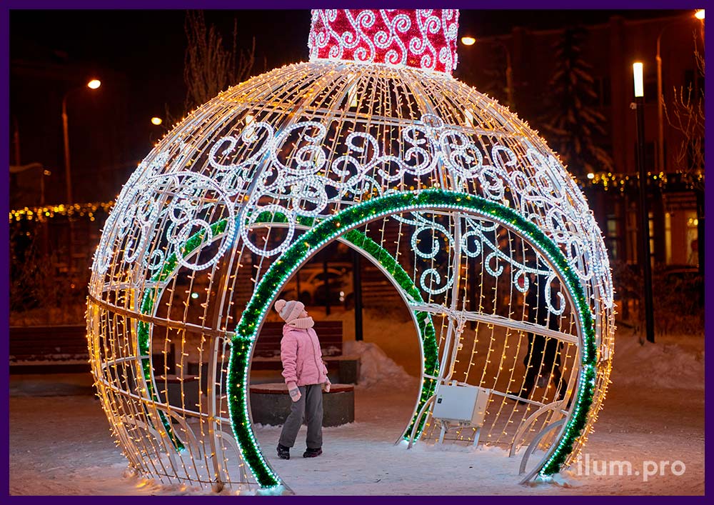 Новогодние декорации в виде ёлочных игрушек с гирляндами и блестящей мишурой в Домодедово