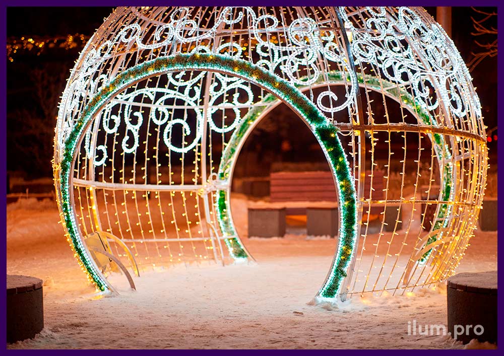 Новогоднее украшение площади гигантским шаром в форме ёлочной игрушки с аркой из мишуры и гирлянд