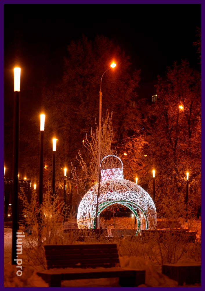 Украшение города к Новому году шаром с аркой в форме светящейся ёлочной игрушки