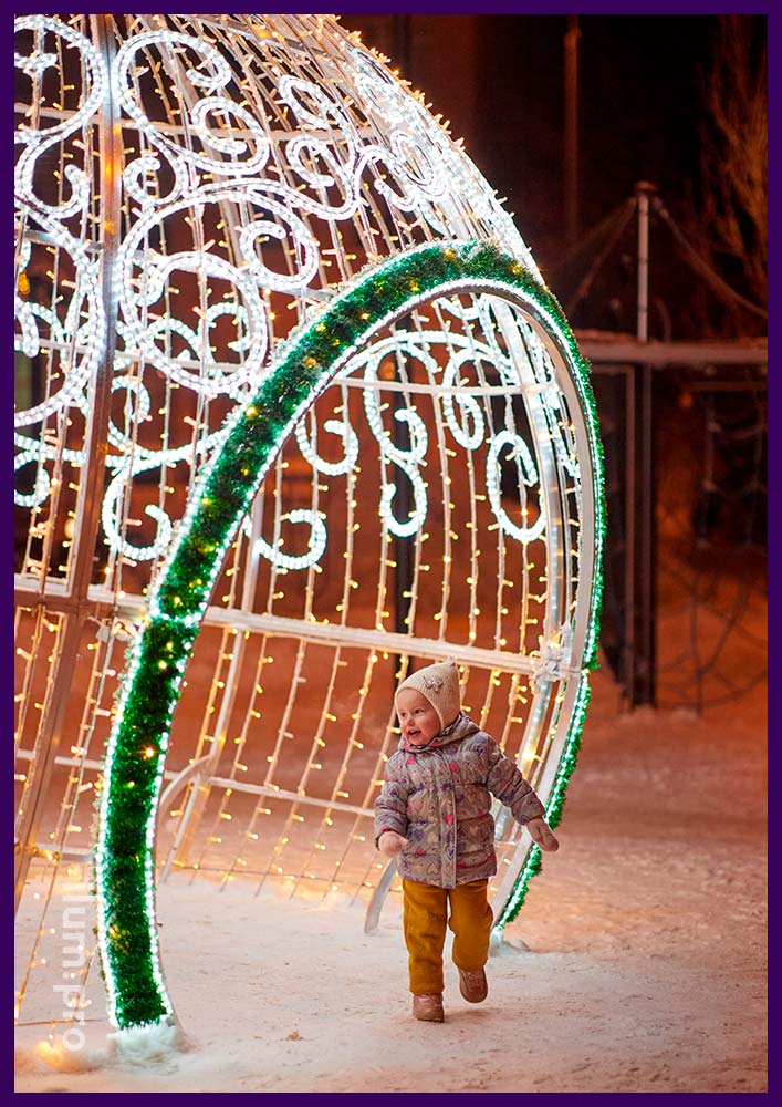 Новогодние декорации в Домодедово - шар в виде ёлочной игрушки с дюралайтом и гирляндами