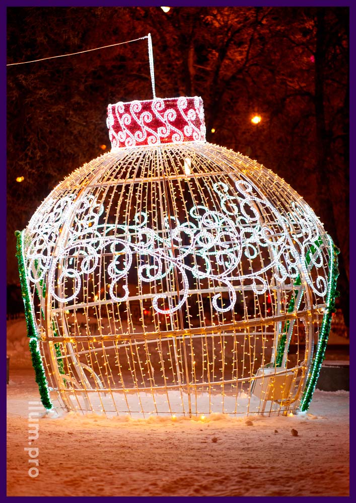 Новогодние декорации для украшения площади в Домодедово, светящийся шар-арка в форме ёлочной игрушки