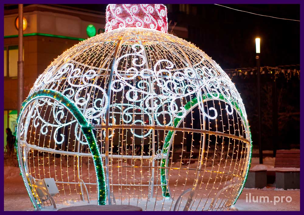 Новогодний шар в форме гигантской ёлочной игрушки из гирлянд и дюралайта в Домодедове