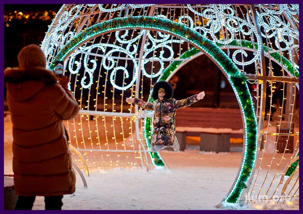 Шар с металлическим каркасом, гирляндами и мишурой на Новый год в Домодедово