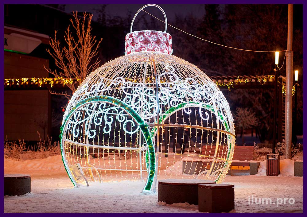Новогодние украшения для городской площади в Подмосковье - шар с аркой