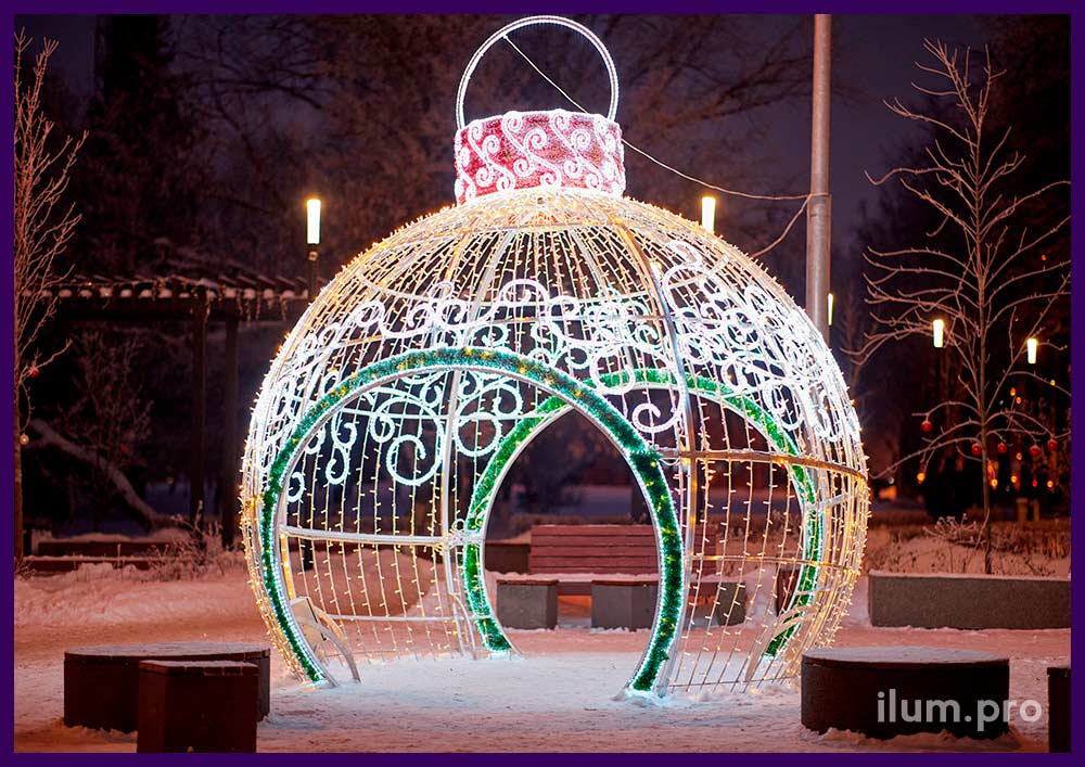 Новогодние декорации в Подмосковье - украшение города шаром в форме ёлочной игрушки