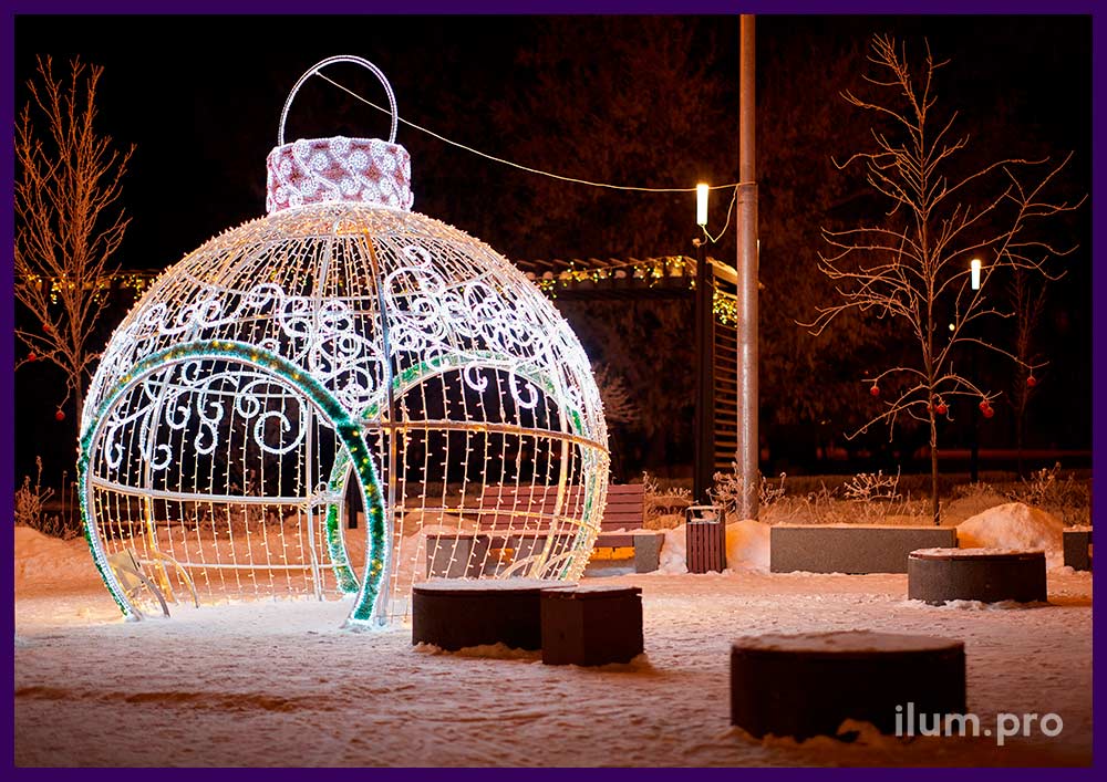 Украшение города Домодедово новогодней аркой в виде гигантской ёлочной игрушки с иллюминацией