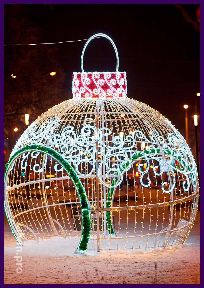 Новогоднее украшение площади в Домодедово светящимся шаром с аркой в форме ёлочной игрушки