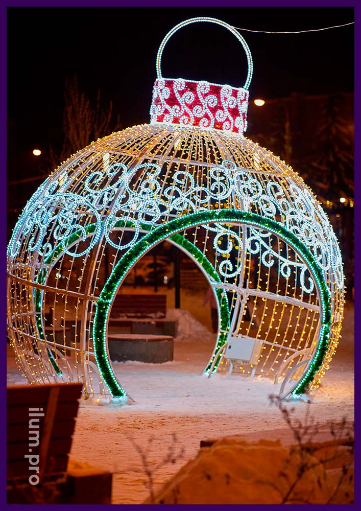 Новогодняя иллюминация в Домодедове, украшение площади шаром в форме ёлочной игрушки