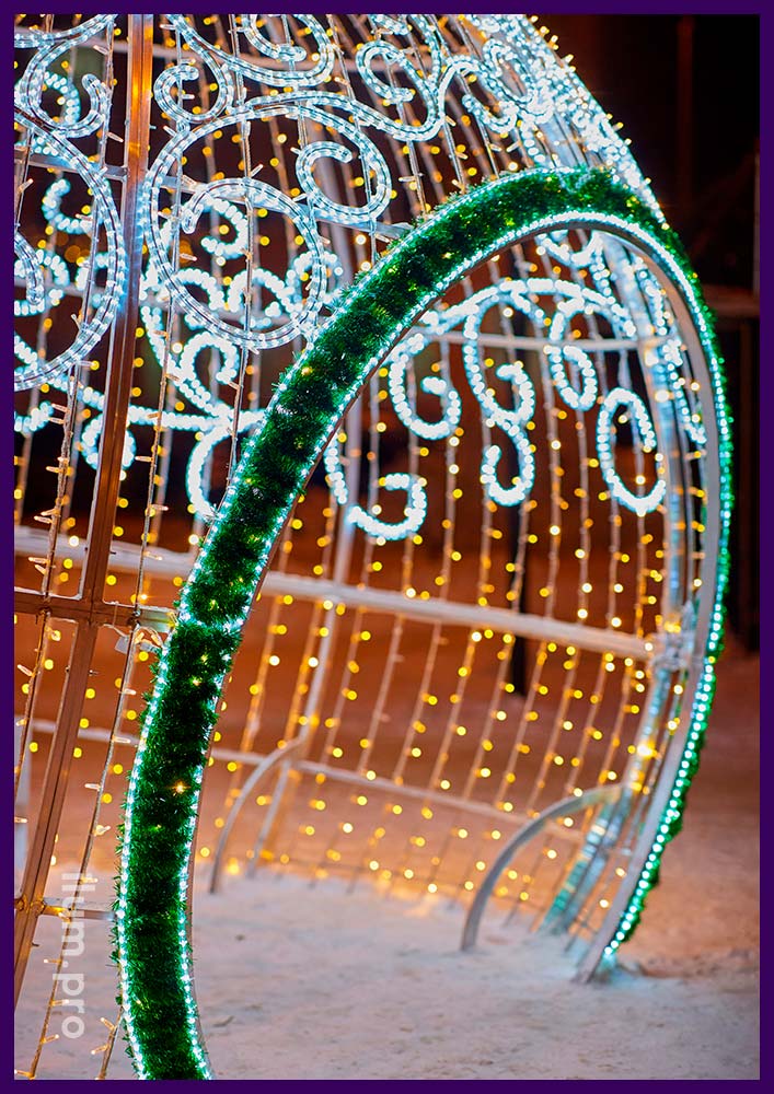 Новогоднее украшение площади в Домодедово светодиодным шаром с гирляндами и мишурой