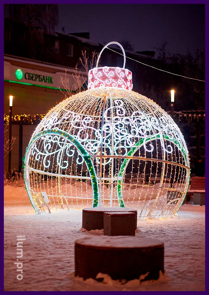 Новогодние декорации в форме гигантских ёлочных игрушек для украшения площади города в Подмосковье