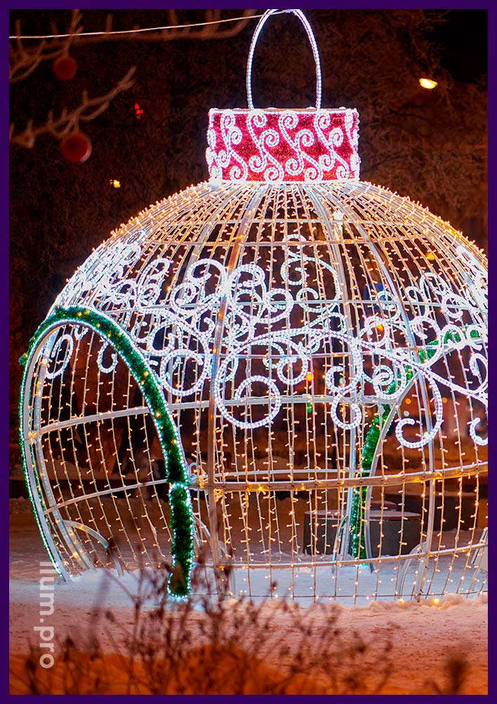 Украшение площади в Домодедово на Новый год световыми фигурами - гигантский шар в форме ёлочной игрушки