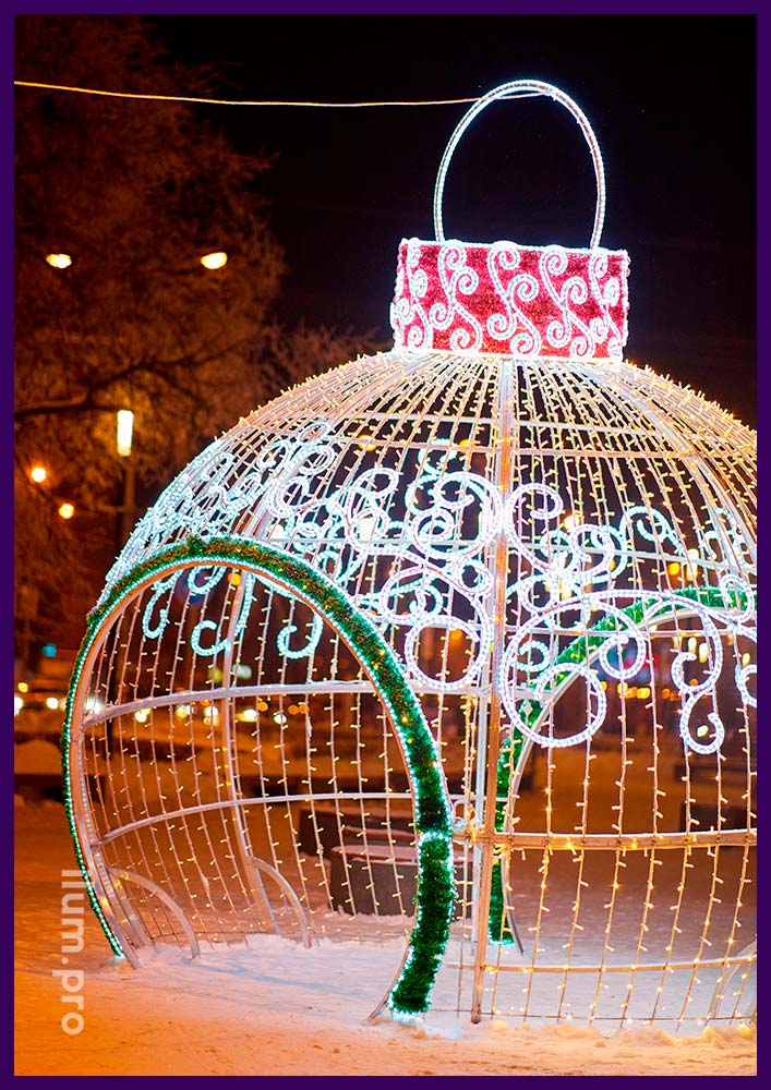 Арка в форме ёлочной игрушки - гигантский шар с иллюминацией на площади в городе Домодедово