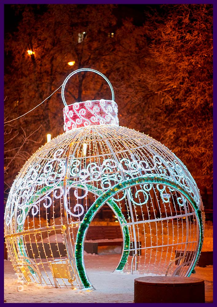 Шар-арка из гирлянд и мишуры - новогодние декорации на площади города Домодедово