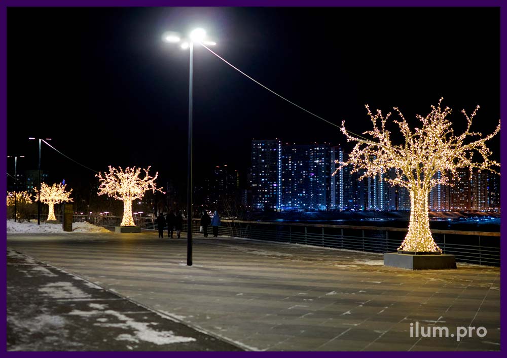 Благоустройство набережной в Красноярске, установка светодиодных деревьев с гирляндами