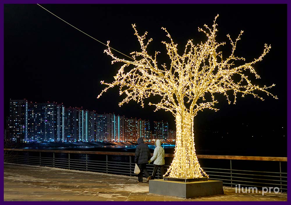 Светящиеся деревья с гирляндами и каркасом из алюминиевых труб в Красноярске