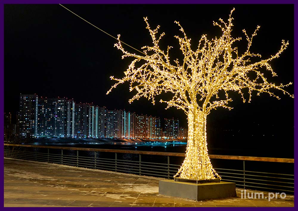 Новогодняя иллюминация тёпло-белого цвета в форме дерева с уличными гирляндами в Красноярске