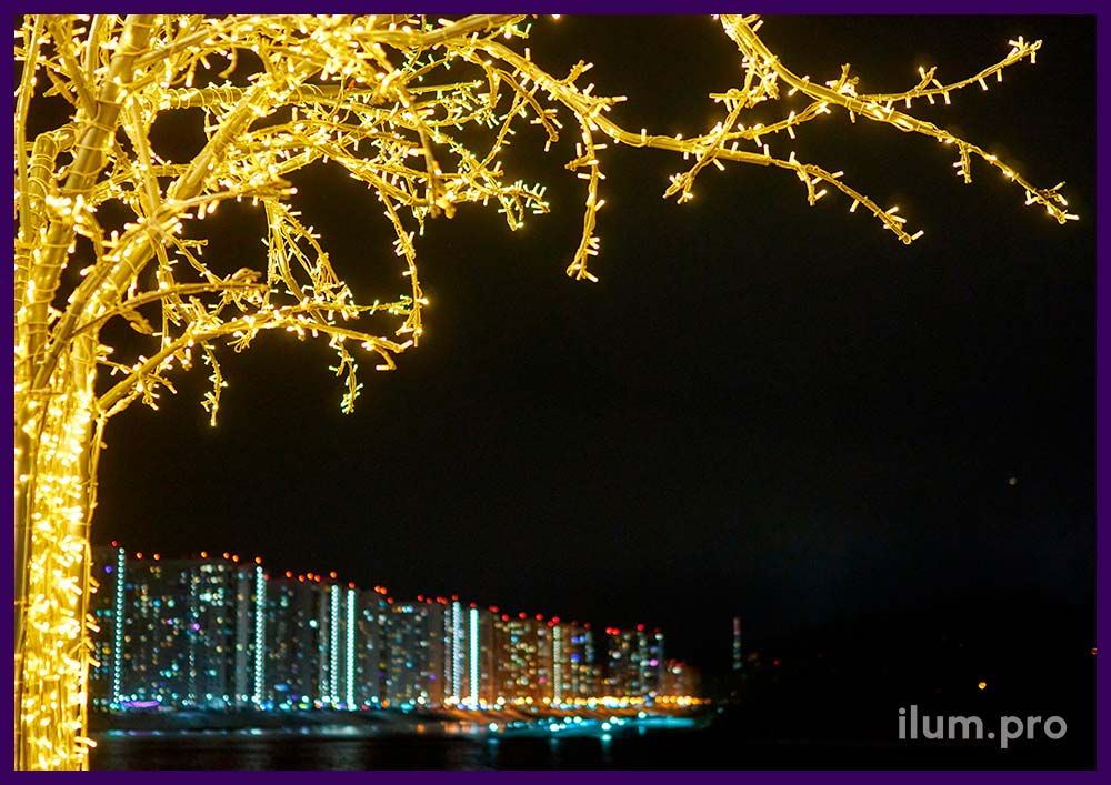 Дерево тёпло-белое светодиодное на набережной Красноярска на новогодние праздники