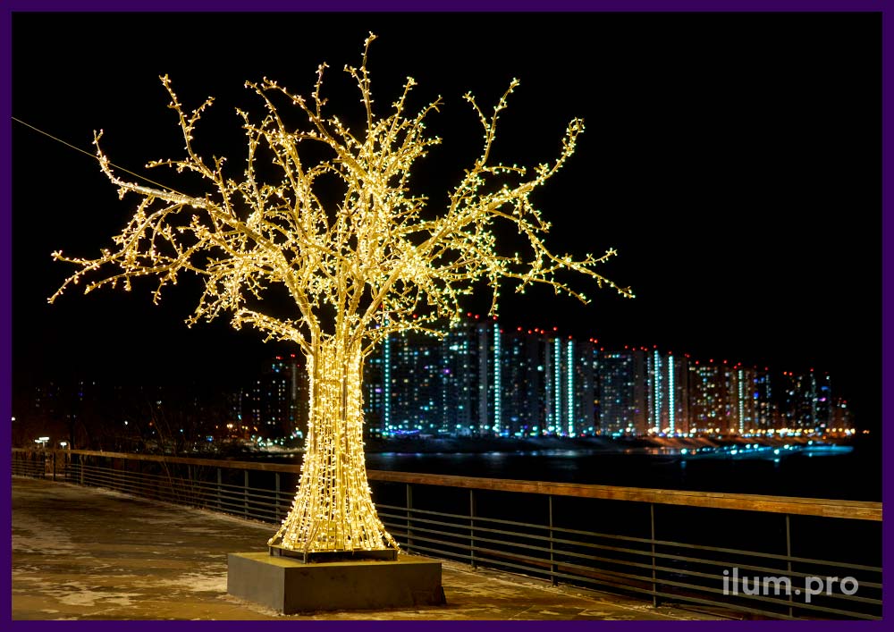 Дерево из светодиодных гирлянд на металлическом каркасе для украшения набережной на Новый год