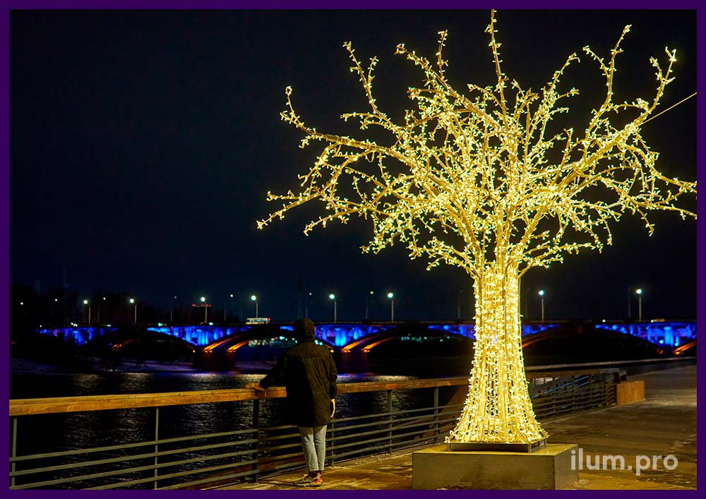 Новогоднее дерево с гирляндами и металлическим каркасом на набережной Красноярска