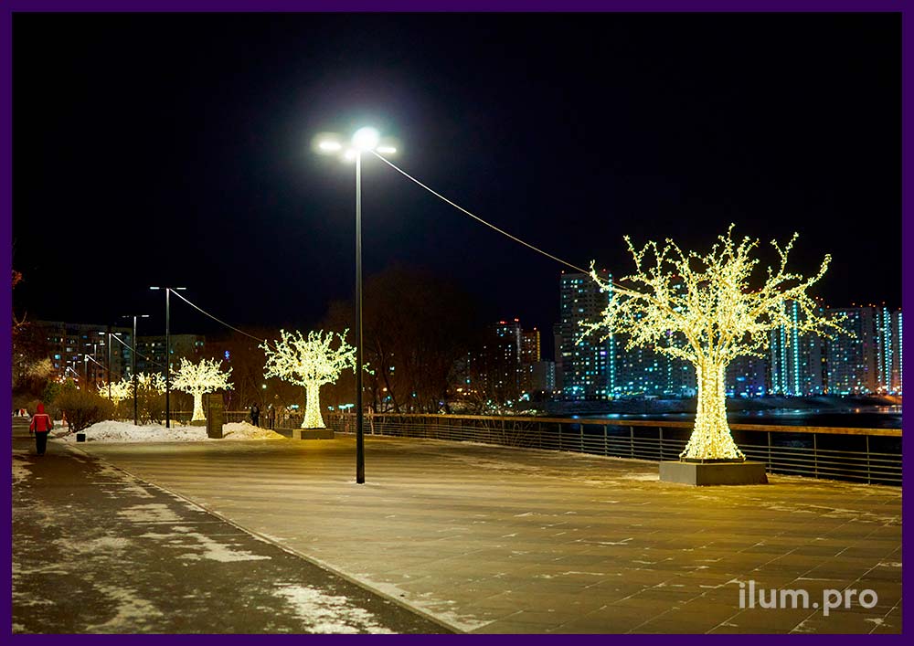 Деревья светящиеся тёпло-белые с каркасами из алюминиевых труб на набережной Красноярска на Новый год