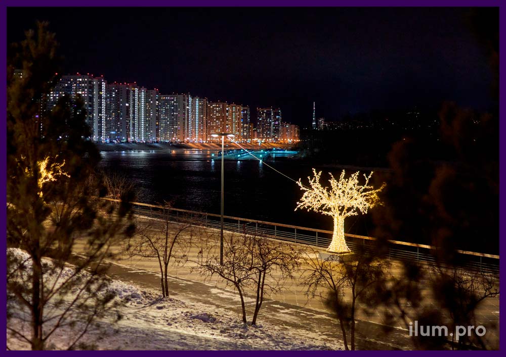 Украшение набережной Красноярска светящимся деревом из гирлянд и каркаса из прочного нержавеющего сплава