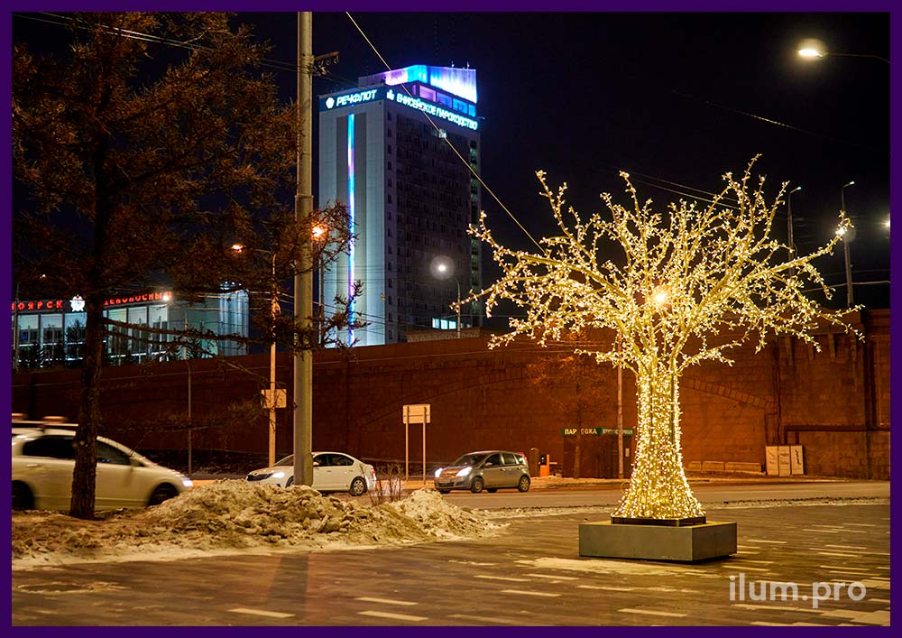 Украшение набережной в Красноярске светящимися деревьями с уличными гирляндами на Новый год