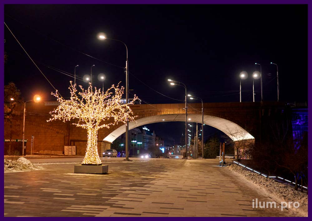 Дерево тёпло-белое светодиодное из металла и гирлянд для украшения города на Новый год
