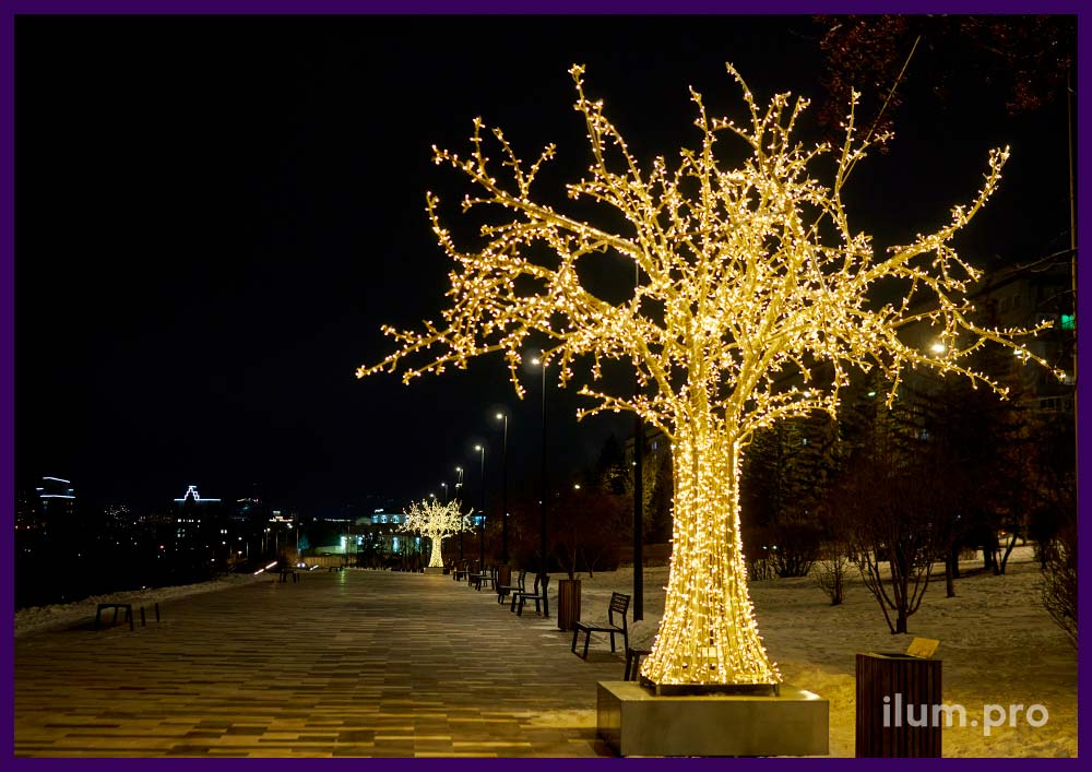 Светящееся дерево с уличными гирляндами тёпло-белого цвета и каркасом из алюминия