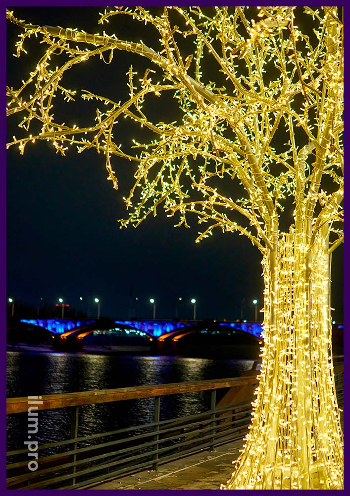 Светящееся дерево из гирлянд в Красноярске для благоустройства набережной к Новому году