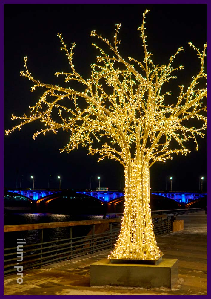 Новогодние деревья из гирлянд и алюминиевого каркаса в Красноярске на набережной