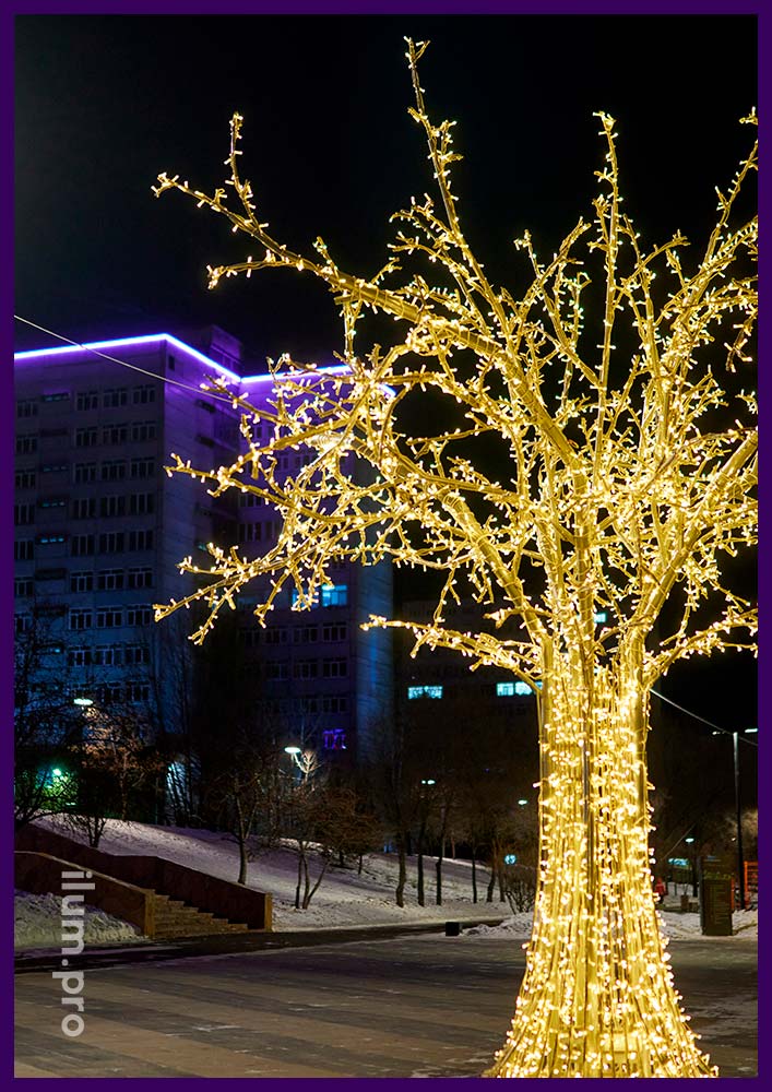 Дерево со светодиодными гирляндами тёпло-белого цвета и металлическим каркасом из труб