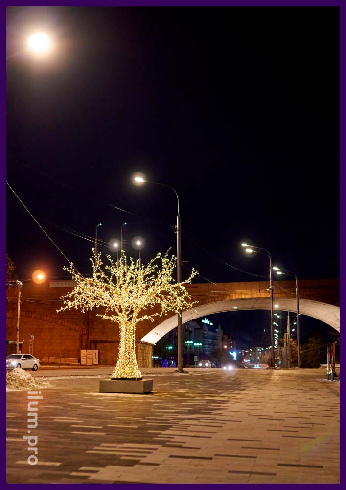 Деревья из алюминия и гирлянд на набережной в Красноярске - новогодняя иллюминация и благоустройство