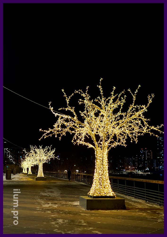 Светящееся дерево с гирляндами на каркасе из алюминиевого сплава в Красноярске