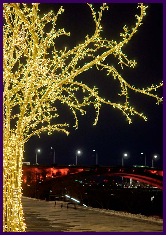 Дерево из алюминиевых труб и гирлянд тёпло-белого цвета на набережной Красноярска