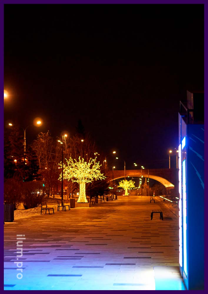 Украшение набережной в Красноярске светодиодными деревьями тёпло-белого цвета с гирляндами