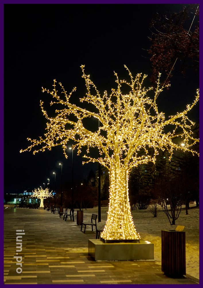 Деревья светящиеся металлические на набережных Красноярска с уличными гирляндами