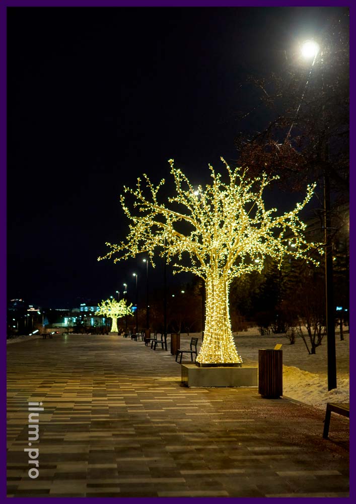 Новогоднее украшение набережной Красноярска деревьями из светодиодных гирлянд на каркасе из алюминия