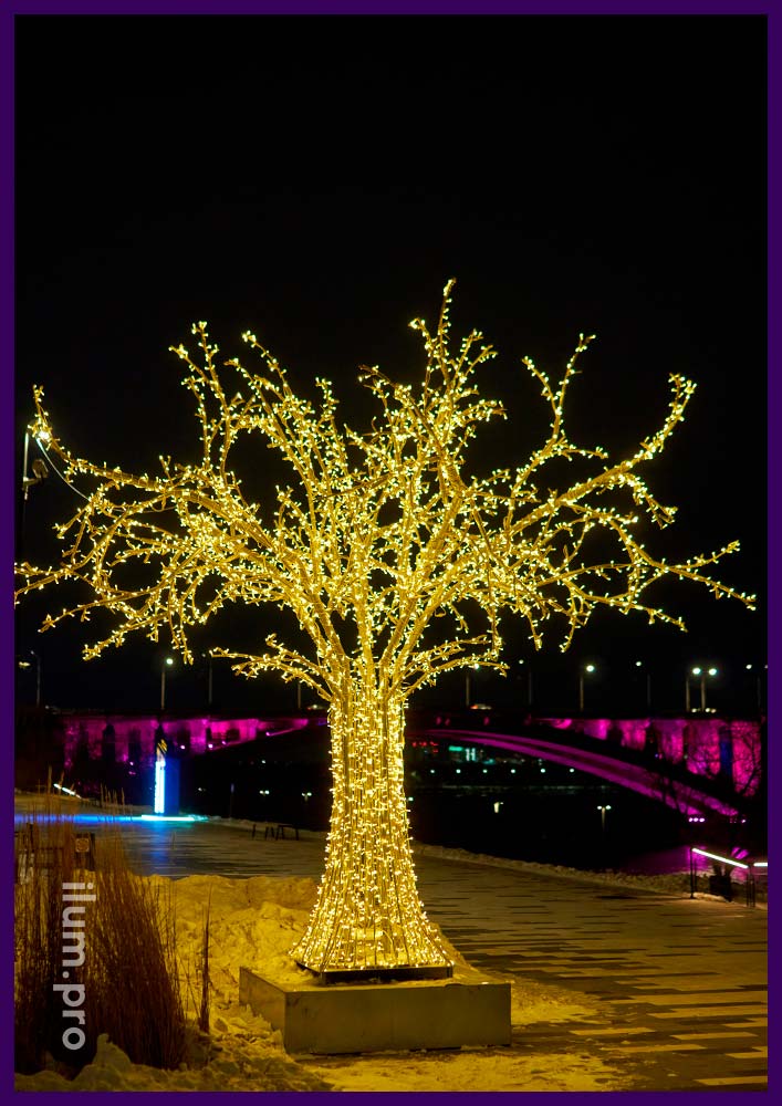 Дерево светодиодное тёпло-белое с уличными гирляндами на каркасе из алюминиевых труб в Красноярске