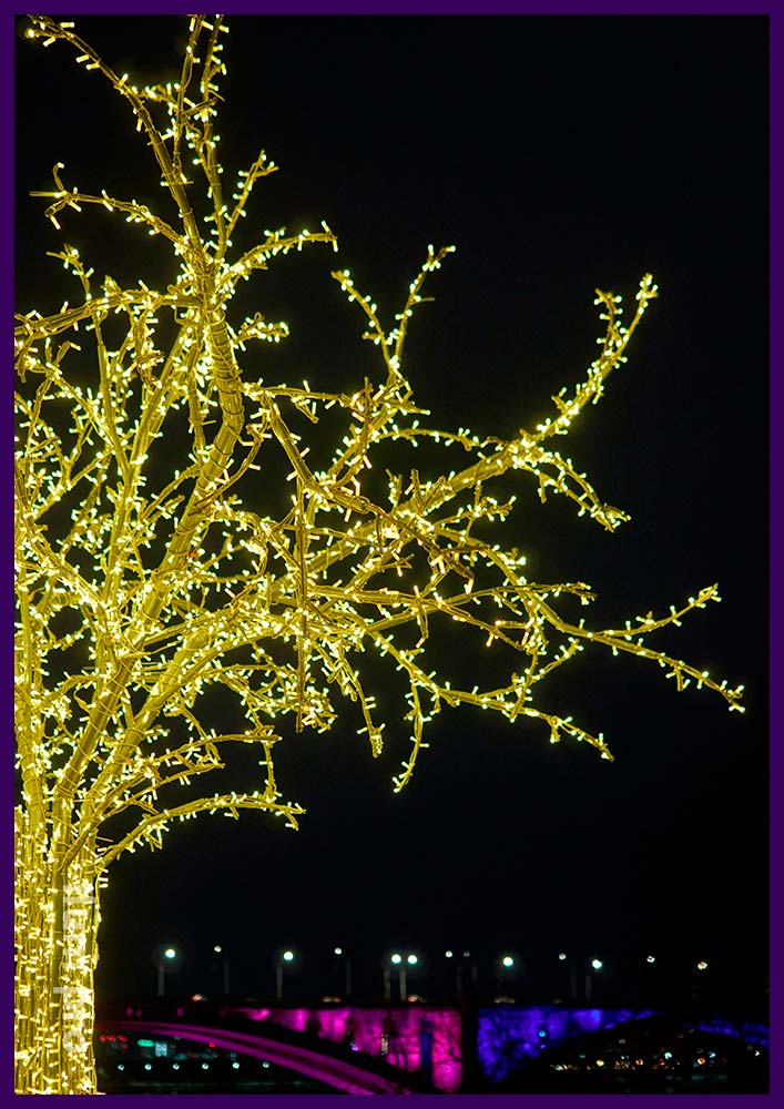 Новогодняя иллюминация в Красноярске, украшение набережной светящимися деревьями с гирляндами