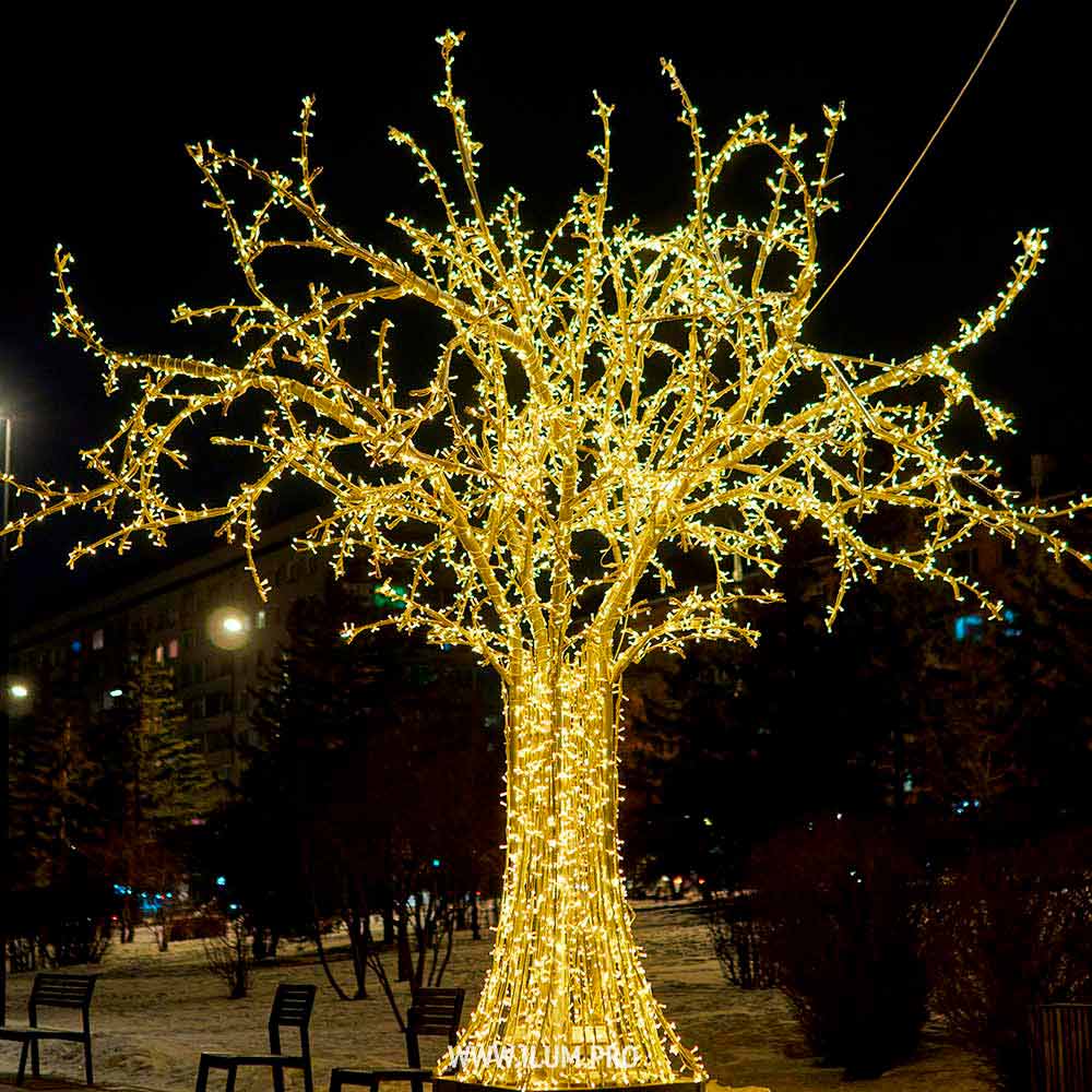 Украшение набережной в Красноярске светящимися деревьями с гирляндами