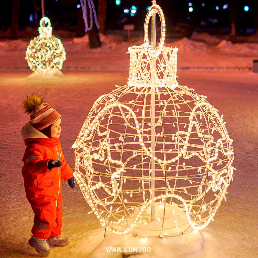 Светящиеся шары с гирляндами в Великом Новгороде на Новый год