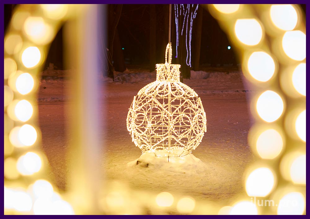 Новогодняя иллюминация в Великом Новгороде - шары с гирляндами тёпло-белого цвета