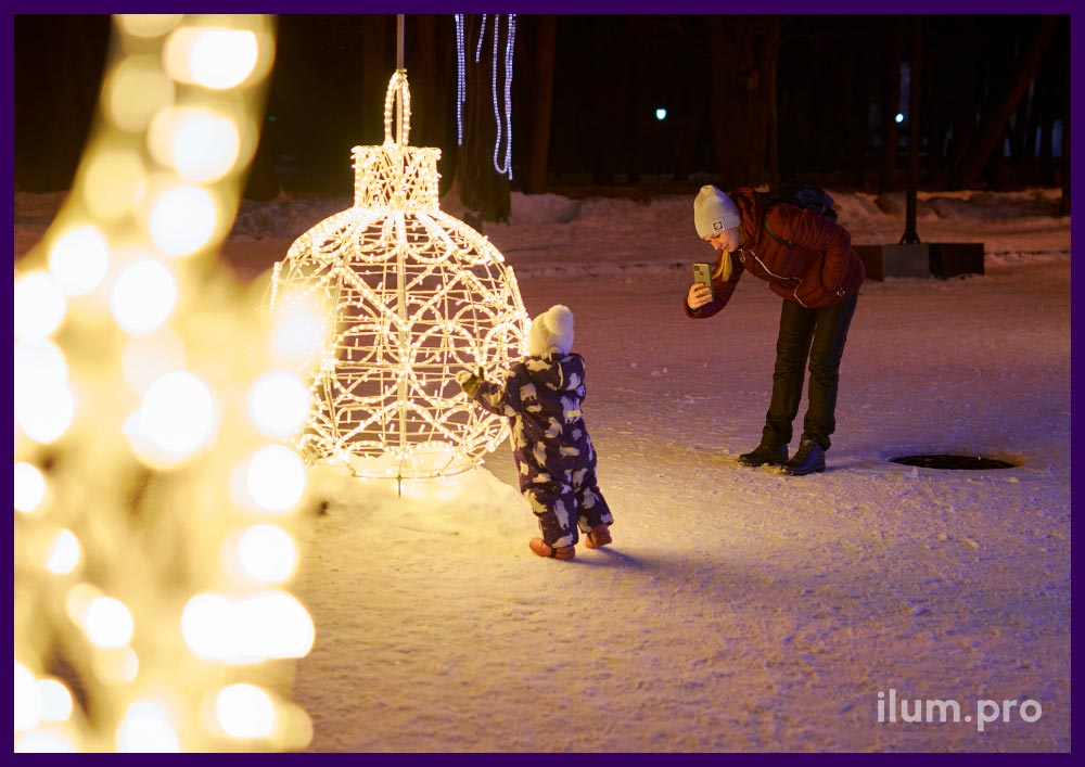Шары светящиеся на площади Великого Новгорода на новогодние праздники, каркасы из алюминия