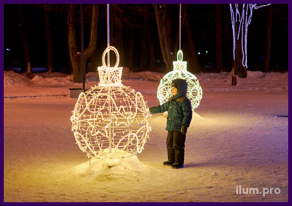 Украшение площади в Великом Новгороде на Новый год светодиодными декорациями