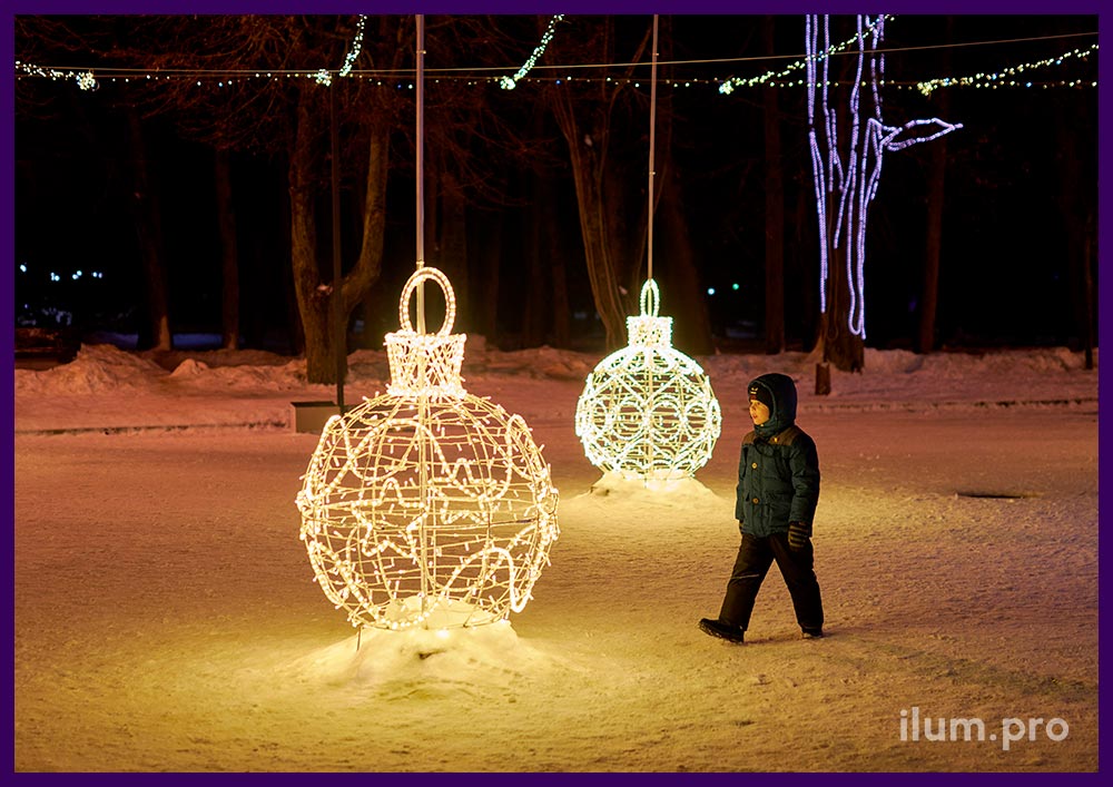 Декорации новогодние в виде ёлочных игрушек с гирляндами на площади Великого Новгорода