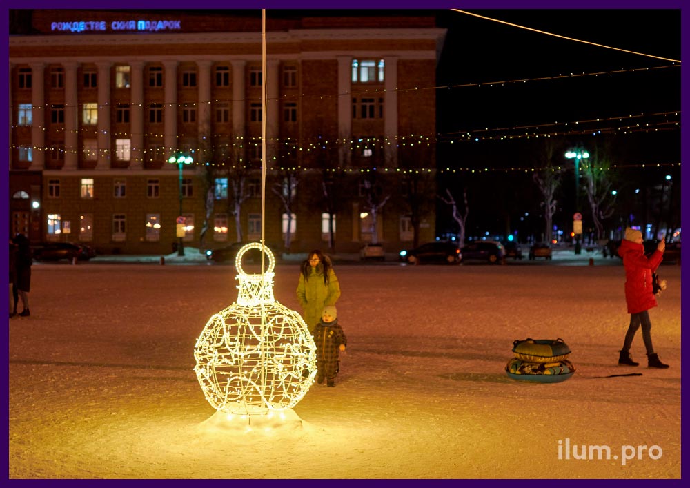 Новогоднее оформление города световыми шарами с уличными гирляндами